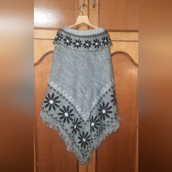 Woolen Poncho - Picture 2 of 5